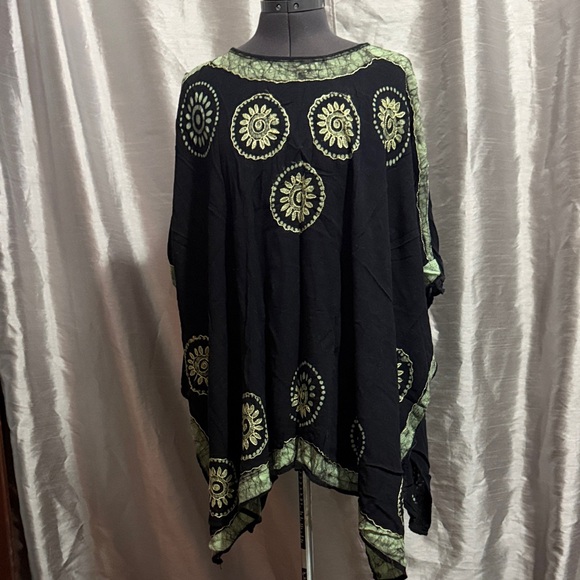 Highness Tops - Elegant Black and Green Tunic Top